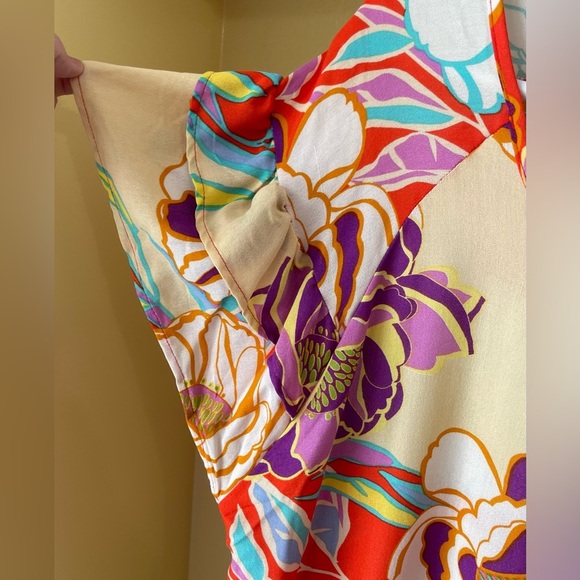 Crepas Women’s Size 1X Flutter sleeve multi color tunic with details at the neck - Picture 4 of 7